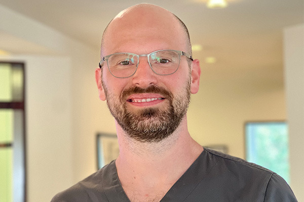 Neuer angestellter Zahnarzt Dr. Julien Buchgeister